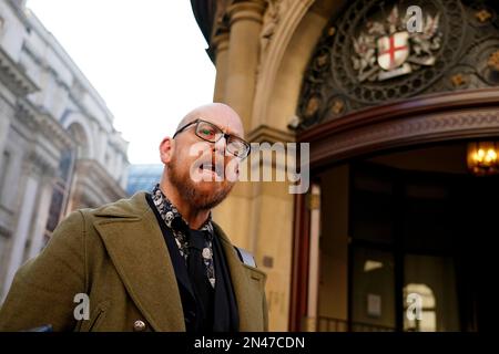 Simon Bramwell, activiste du climat, parle aux médias en dehors du tribunal des magistrats de la ville de Londres, Où cinq manifestants Just Stop Oil sont accusés de dommages criminels d'une valeur de £180 après avoir collé leurs mains sur le cadre d'un exemplaire de la Cène de Léonard de Vinci à l'Académie royale d'Art de Londres sur 5 juillet. Date de la photo: Mercredi 8 février 2023. Banque D'Images