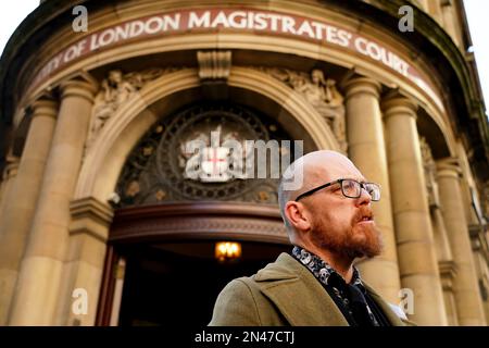 Simon Bramwell, activiste du climat, parle aux médias en dehors du tribunal des magistrats de la ville de Londres, Où cinq manifestants Just Stop Oil sont accusés de dommages criminels d'une valeur de £180 après avoir collé leurs mains sur le cadre d'un exemplaire de la Cène de Léonard de Vinci à l'Académie royale d'Art de Londres sur 5 juillet. Date de la photo: Mercredi 8 février 2023. Banque D'Images