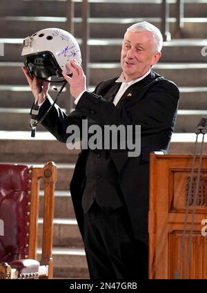 Le Président de la Chambre des communes, Sir Lindsay Hoyle, tient le casque de l'un des pilotes ukrainiens les plus réussis, inscrit avec les mots «nous avons la liberté, nous donnons des ailes pour la protéger», Ce qui lui a été présenté par le président ukrainien Volodymyr Zelensky lorsqu’il s’est adressé aux parlementaires de Westminster Hall, à Londres, lors de sa première visite au Royaume-Uni depuis l’invasion russe de l’Ukraine. Banque D'Images