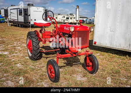 Fort Meade, FL - 22 février 2022 : vue d'angle avant à haute perspective d'un tracteur agricole McCormick Farmall Cub 1952 International Harvester sur un trac local Banque D'Images