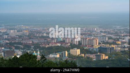 Vue de dessus de Yuzhno-Sakhalinsk depuis le mont Bolchevik Banque D'Images