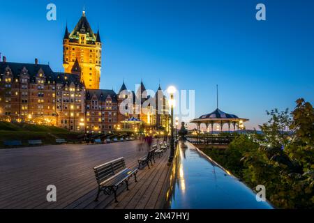 Château Frontenac et terrasse Dufferin la nuit dans la ville haute du Vieux-Québec, Canada Banque D'Images