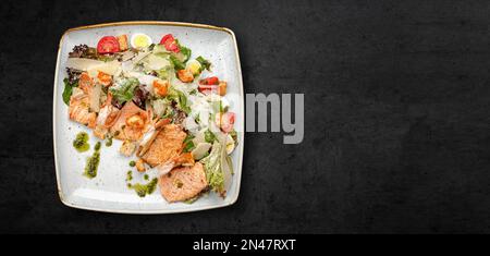 Salade César aux crevettes et à la truite, dans une assiette Banque D'Images