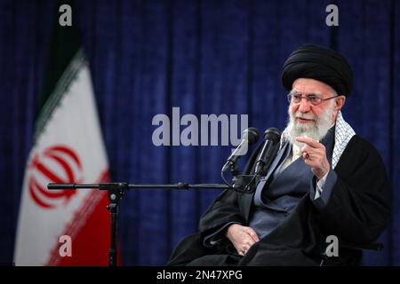 Téhéran, Téhéran, Iran. 8th févr. 2023. Ce document fourni par le bureau du Guide suprême iranien, l'ayatollah ALI KHAMENEI, sur 8 février 2023, montre qu'il a prononcé un discours devant les commandants des forces aériennes avant le 44th anniversaire de la victoire de la révolution islamique, à Téhéran, en Iran. Au cours de cette réunion, le leader a fait part de ses condoléances à « nos frères sinistrés en Syrie et en Turquie » au sujet d'un tremblement de terre tragique qui a fait des milliers de morts dans les deux pays. Il a demandé à Dieu tout-puissant la miséricorde pour le défunt et la patience pour le deuil, en disant: «Nous avons été nous-mêmes Banque D'Images