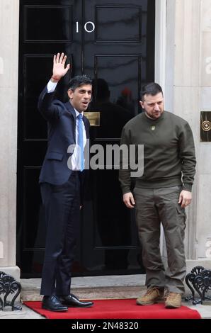 Londres, Royaume-Uni. 08th févr. 2023. Le Premier ministre britannique Rishi Sunak salue mercredi le président ukrainien Volodymyr Zelensky au numéro 10 Downing St à Londres, 08 février 2023. M. Zelensky est au Royaume-Uni pour un jour pour parler au Parlement et rencontrer les troupes ukrainiennes qui sont formées au Royaume-Uni. Photo de Hugo Philpott/UPI crédit: UPI/Alay Live News Banque D'Images