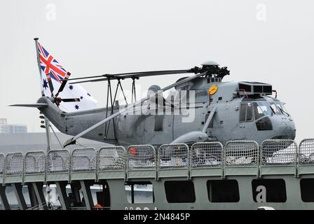 Tokyo, Japon - 15 septembre 2009 : Jack naval de la Marine royale australienne et hélicoptère utilitaire Mk.50 du roi de mer de Westland. Banque D'Images