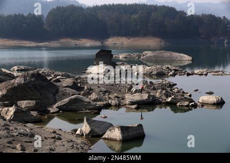 CHONGQING, CHINE - JANVIER 30,2023 - (FICHIER) les touristes voient une pierre à roulettes dans le site panoramique de Xiaonanhai, dans le quartier de Qianjiang, dans le sud-ouest de la Chine Cho Banque D'Images