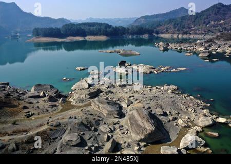 CHONGQING, CHINE - JANVIER 30,2023 - (FICHIER) photo prise le 30 janvier 2023 montre des pierres à roulettes dans la région pittoresque de Xiaonanhai, district de Qianjiang, sout Banque D'Images