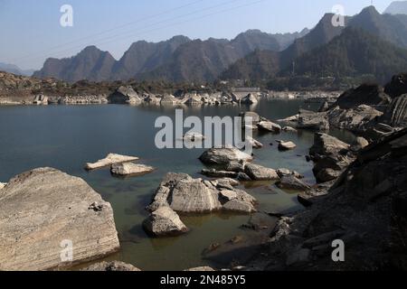 CHONGQING, CHINE - JANVIER 30,2023 - (FICHIER) photo prise le 30 janvier 2023 montre des pierres à roulettes dans la région pittoresque de Xiaonanhai, district de Qianjiang, sout Banque D'Images