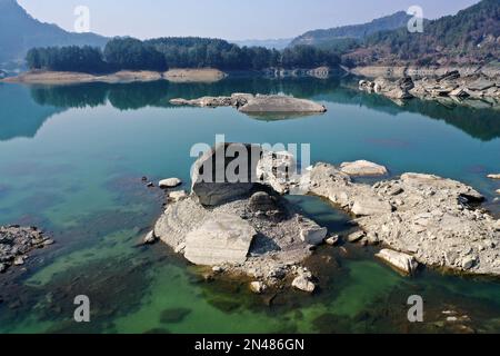 CHONGQING, CHINE - JANVIER 30,2023 - (FICHIER) photo prise le 30 janvier 2023 montre des pierres à roulettes dans la région pittoresque de Xiaonanhai, district de Qianjiang, sout Banque D'Images