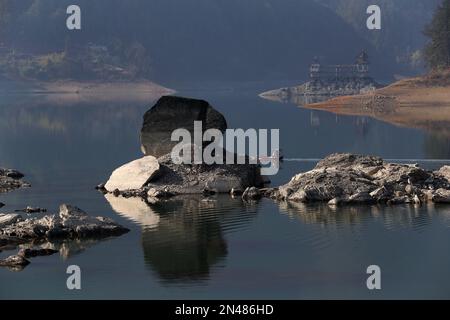 CHONGQING, CHINE - JANVIER 30,2023 - (FICHIER) Un villageois fait un tour en bateau parmi les Rolling Stones de la région pittoresque de Xiaonanhai dans le quartier de Qianjiang Banque D'Images