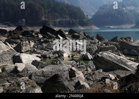 CHONGQING, CHINE - JANVIER 30,2023 - (FICHIER) les touristes voient une pierre à roulettes dans le site panoramique de Xiaonanhai, dans le quartier de Qianjiang, dans le sud-ouest de la Chine Cho Banque D'Images