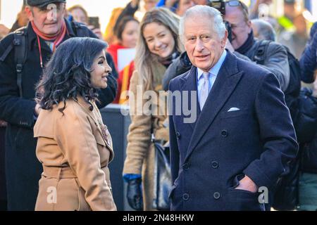 Londres, Royaume-Uni. 08th févr. 2023. Charles avec le Haut Commissaire du Bangladesh, Saida Muna TASNEEM. Leurs Majestés le Roi Charles et Camilla, le Queen Consort, visitent Brick Lane dans l'est de Londres. Ils rencontrent des écoliers locaux, visitent l'arche de Banglatown et la nouvelle fresque de rue que le pays appelle. Ils voient une procession de danse, visitent le restaurant Graam Bangla où ils rencontrent des femmes d'une organisation britannique-bangladaise et visitent la mosquée de Brick Lane. Credit: Imagetraceur/Alamy Live News Banque D'Images