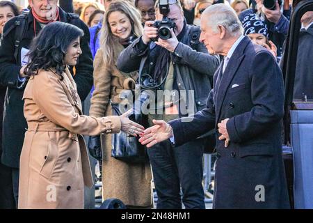 Londres, Royaume-Uni. 08th févr. 2023. Charles avec le Haut Commissaire du Bangladesh, Saida Muna TASNEEM. Leurs Majestés le Roi Charles et Camilla, le Queen Consort, visitent Brick Lane dans l'est de Londres. Ils rencontrent des écoliers locaux, visitent l'arche de Banglatown et la nouvelle fresque de rue que le pays appelle. Ils voient une procession de danse, visitent le restaurant Graam Bangla où ils rencontrent des femmes d'une organisation britannique-bangladaise et visitent la mosquée de Brick Lane. Credit: Imagetraceur/Alamy Live News Banque D'Images