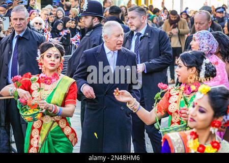 Londres, Royaume-Uni. 08th févr. 2023. Leurs Majestés le Roi Charles et Camilla, le Queen Consort, visitent Brick Lane dans l'est de Londres. Ils rencontrent des écoliers locaux, visitent l'arche de Banglatown et la nouvelle fresque de rue que le pays appelle. Ils voient une procession de danse, visitent le restaurant Graam Bangla où ils rencontrent des femmes d'une organisation britannique-bangladaise et visitent la mosquée de Brick Lane. Ils sont accompagnés de représentants, dont le Haut Commissaire du Bangladesh, Saida Muna TASNEEM. Credit: Imagetraceur/Alamy Live News Banque D'Images