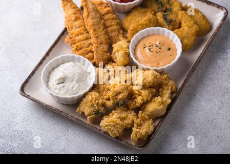 Nuggets, lanières et morsures de poulet Banque D'Images