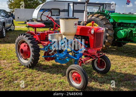 Fort Meade, FL - 22 février 2022 : vue d'angle avant à haute perspective d'un tracteur Cub agricole McCormick Farmall 1952 avec engrais Banque D'Images