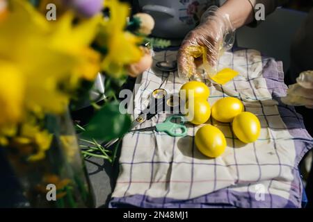 Peint avec de la peinture dorée, les œufs de Pâques sèchent sur une serviette. Peinture des oeufs de Pâques. Fait partie de la série Banque D'Images