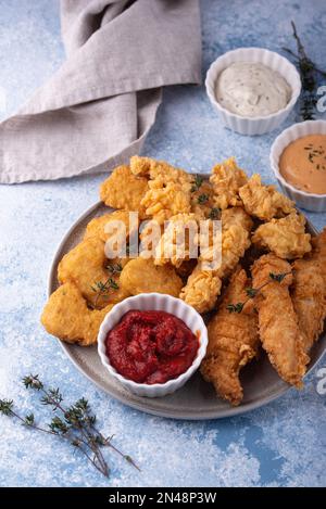 Nuggets, lanières et morsures de poulet Banque D'Images