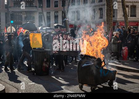 France, Lyon, 2023-02-07. Un incendie de poubelles lors de la manifestation contre la réforme des retraites. Banque D'Images