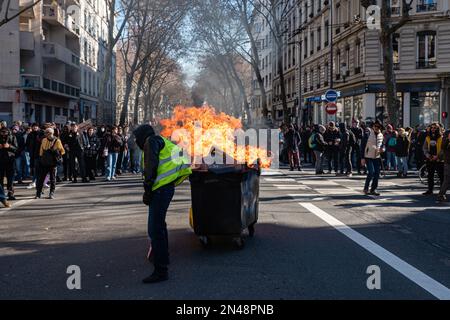 France, Lyon, 2023-02-07. Un incendie de poubelles lors de la manifestation contre la réforme des retraites. Banque D'Images