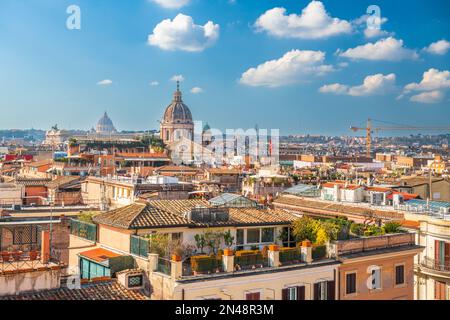 Rome, Italie toit de la ligne d'horizon dans l'après-midi avec le Vatican au loin. Banque D'Images