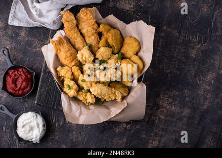 Nuggets, lanières et morsures de poulet Banque D'Images