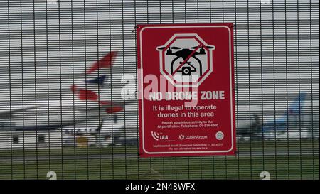 Un signe d'avertissement contre l'utilisation de drones sur l'escrime de périmètre à l'aéroport de Dublin en République d'Irlande. La Dublin Airport Authority (DAA) appelle à l'imposition d'une « condamnation draconienne » pour les personnes qui volent illégalement des drones au-dessus des aérodromes irlandais. Kenny Jacobs, chef de la direction de la DAA, a déclaré que c'est une question qui s'occupe de l'ensemble de l'État. Date de la photo: Mercredi 8 février 2023. Banque D'Images