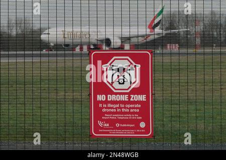 Un signe d'avertissement contre l'utilisation de drones sur l'escrime de périmètre à l'aéroport de Dublin en République d'Irlande. La Dublin Airport Authority (DAA) appelle à l'imposition d'une « condamnation draconienne » pour les personnes qui volent illégalement des drones au-dessus des aérodromes irlandais. Kenny Jacobs, chef de la direction de la DAA, a déclaré que c'est une question qui s'occupe de l'ensemble de l'État. Date de la photo: Mercredi 8 février 2023. Banque D'Images