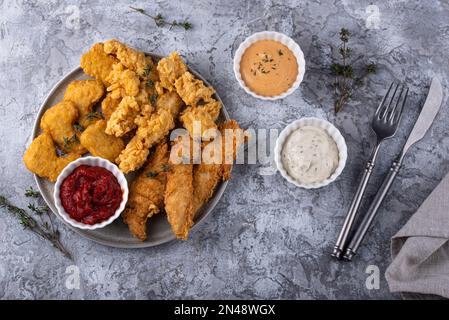 Nuggets, lanières et morsures de poulet Banque D'Images