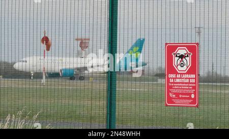 Un signe d'avertissement contre l'utilisation de drones sur l'escrime de périmètre à l'aéroport de Dublin en République d'Irlande. La Dublin Airport Authority (DAA) appelle à l'imposition d'une « condamnation draconienne » pour les personnes qui volent illégalement des drones au-dessus des aérodromes irlandais. Kenny Jacobs, chef de la direction de la DAA, a déclaré que c'est une question qui s'occupe de l'ensemble de l'État. Date de la photo: Mercredi 8 février 2023. Banque D'Images