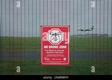 Un signe d'avertissement contre l'utilisation de drones sur l'escrime de périmètre à l'aéroport de Dublin en République d'Irlande. La Dublin Airport Authority (DAA) appelle à l'imposition d'une « condamnation draconienne » pour les personnes qui volent illégalement des drones au-dessus des aérodromes irlandais. Kenny Jacobs, chef de la direction de la DAA, a déclaré que c'est une question qui s'occupe de l'ensemble de l'État. Date de la photo: Mercredi 8 février 2023. Banque D'Images