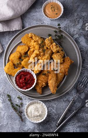 Nuggets, lanières et morsures de poulet Banque D'Images