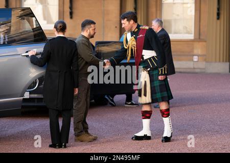 Le président ukrainien Volodymyr Zelensky est accueilli par le lieutenant-colonel Johnny Thompson, echéry, au roi Charles III, alors qu’il arrive devant le roi à Buckingham Palace, Londres, lors de sa première visite au Royaume-Uni depuis l’invasion russe de l’Ukraine. Date de la photo: Mercredi 8 février 2023. Banque D'Images