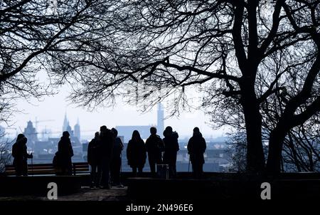 Munich, Allemagne. 08th févr. 2023. Les marcheurs et les sportifs apprécient la vue sur la colline de Luitpold, en toile de fond de la capitale bavaroise, au soleil. Credit: Sven Hoppe/dpa/Alay Live News Banque D'Images