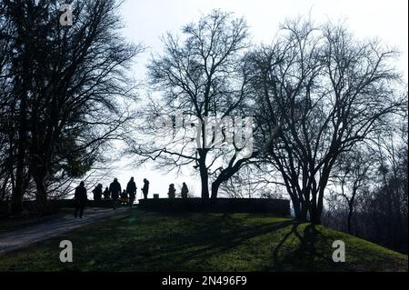 Munich, Allemagne. 08th févr. 2023. Les marcheurs et les sportifs apprécient la vue sur la colline de Luitpold, en toile de fond de la capitale bavaroise, au soleil. Credit: Sven Hoppe/dpa/Alay Live News Banque D'Images