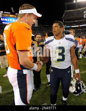 Denver Broncos' center Tom Nalen, center, confers with quarterbacks Patrick  Ramsey, left, and Jay Cutler during football training camp in Denver on  Saturday, July 26, 2008. (AP Photo/David Zalubowski Stock Photo - Alamy