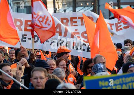 Militants du syndicat français CFDT (Confédération française démocratique du travail) protestant contre la réforme de la retraite Banque D'Images