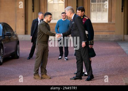 Le président ukrainien Volodymyr Zelensky est accueilli par Sir Clive Alderton, principal secrétaire privé du roi Charles III, alors qu’il arrive devant le roi à Buckingham Palace, Londres, lors de sa première visite au Royaume-Uni depuis l’invasion russe de l’Ukraine. Date de la photo: Mercredi 8 février 2023. Banque D'Images