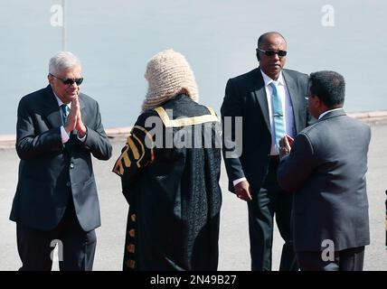 Colombo, Sri Lanka. 8th févr. 2023. Le Président sri-lankais Ranil Wickremesinghe (1st L) arrive à la session d'ouverture du Parlement à Sri Jayawardenepura Kotte, Sri Lanka, le 8 février 2023. Wickremesinghe a exprimé mercredi sa confiance dans le fait que son pays se rétablira de la faillite d'ici 2026. Crédit: Ajith Perera/Xinhua/Alamy Live News Banque D'Images