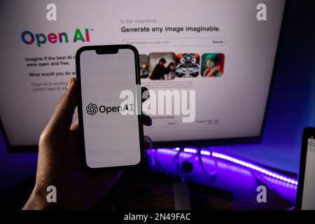 New York, Etats-Unis, 8th février 2023: Smartphone avec logo OpenAI, OpenAI est une société de recherche à but non lucratif qui vise à développer et diriger l'artimi Banque D'Images