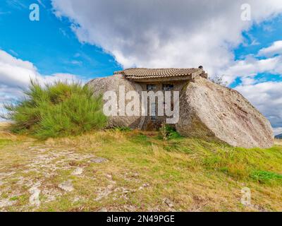 Maison Boulder ou Casa do Penedo, une maison construite entre d'énormes rochers au sommet d'une montagne à Fafe, Portugal. Considéré comme l'une des maisons les plus étranges. Banque D'Images