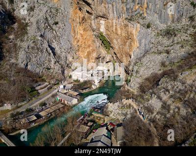 Vue aérienne par drone de Tekija à Blagaj en BiH. La Tekija, maison derviche, située à la source de la rivière Buna. Banque D'Images