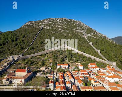 Vue aérienne sur les murs fortifiés de la ville de Ston en Croatie. Tourisme près de la mer Adriatique. Visites historiques. Banque D'Images