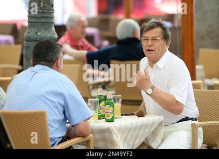 PHOTO DU DOSSIER: Miroslav Ciro Blajevic boit de la bière avec son ami au café Charlie, à Zagreb, en Croatie, sur 8 juillet 2011. Le légendaire entraîneur de football croate Miroslav 'Ciro' Blazevic, qui a mené la Croatie à la coupe du monde 1998 en France, est décédé mercredi à l'âge de 87 ans, deux jours avant son anniversaire de 88th. Blazevic meurt à Zagreb après une longue bataille contre le cancer de la prostate. Photo: Petar Glebov/PIXSELL Banque D'Images