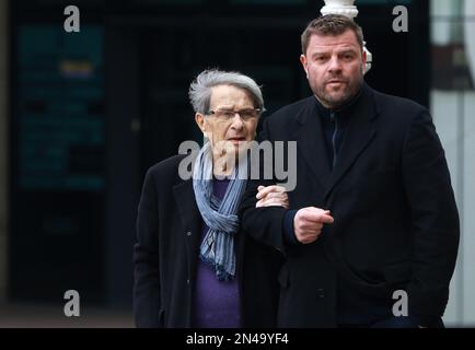 PHOTO DU DOSSIER: Miroslav Ciro Blazevic tenant la main de son fils Miroslav lors de sa promenade sur la place Ban Jelacic à Zagreb, Croatie sur 26 janvier 2023. Le légendaire entraîneur de football croate Miroslav 'Ciro' Blazevic, qui a mené la Croatie à la coupe du monde 1998 en France, est décédé mercredi à l'âge de 87 ans, deux jours avant son anniversaire de 88th. Blazevic meurt à Zagreb après une longue bataille contre le cancer de la prostate. Photo: Sanjin Strukic/PIXSELL Banque D'Images