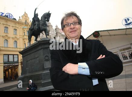 PHOTO DU DOSSIER: Miroslav Ciro Blajevic pose sur la place Ban Jelacic à Zagreb, en Croatie, sur 30 novembre 2010. Le légendaire entraîneur de football croate Miroslav 'Ciro' Blazevic, qui a mené la Croatie à la coupe du monde 1998 en France, est décédé mercredi à l'âge de 87 ans, deux jours avant son anniversaire de 88th. Blazevic meurt à Zagreb après une longue bataille contre le cancer de la prostate. Photo: Petar Glebov/PIXSELL Banque D'Images