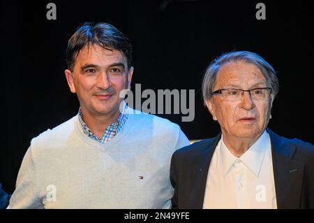 PHOTO DU DOSSIER : Zlatko Dalic (L), responsable de football croate, et Miroslav Ciro Blazevic (R), lors d'un événement solennel consacré à Miroslav CIRA Blazevic et à la génération de joueurs de Dinamo 1982. À Zagreb, Croatie sur 9 avril 2022. Le légendaire entraîneur de football croate Miroslav 'Ciro' Blazevic, qui a mené la Croatie à la coupe du monde 1998 en France, est décédé mercredi à l'âge de 87 ans, deux jours avant son anniversaire de 88th. Blazevic meurt à Zagreb après une longue bataille contre le cancer de la prostate. Photo: Josip Regovic/PIXSELL Banque D'Images