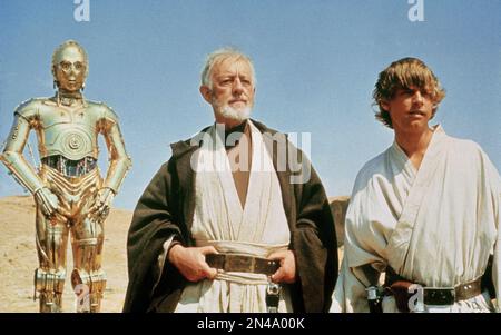 Star Wars Star Wars Episode IV : Un nouvel espoir Mark Hamill & Alec Guinness C-3PO, OBI-WAN Kenobi, Luke Skywalker Banque D'Images