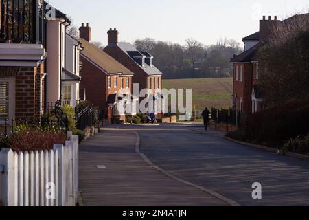 Nouvelles maisons de construction sur les champs de ferme, tenterden, kent, royaume-uni Banque D'Images